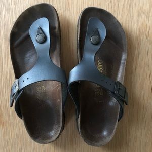 Birkenstock Gizeh sandals.